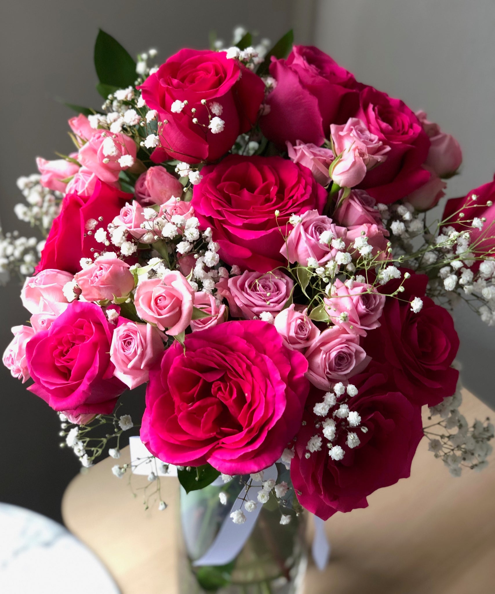Pink roses and dry flower arrangement in translucent glass vase – Abs  Florist